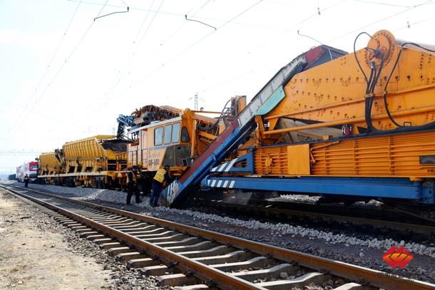 铁路装备提前完成全年机械清筛任务