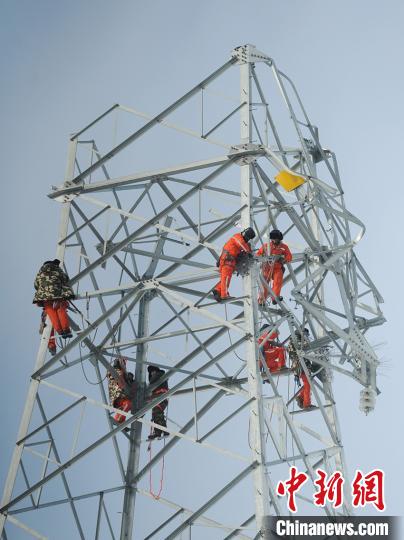 吉林冻雨致超高压电塔折断电力工人顶严寒昼夜抢修中新网