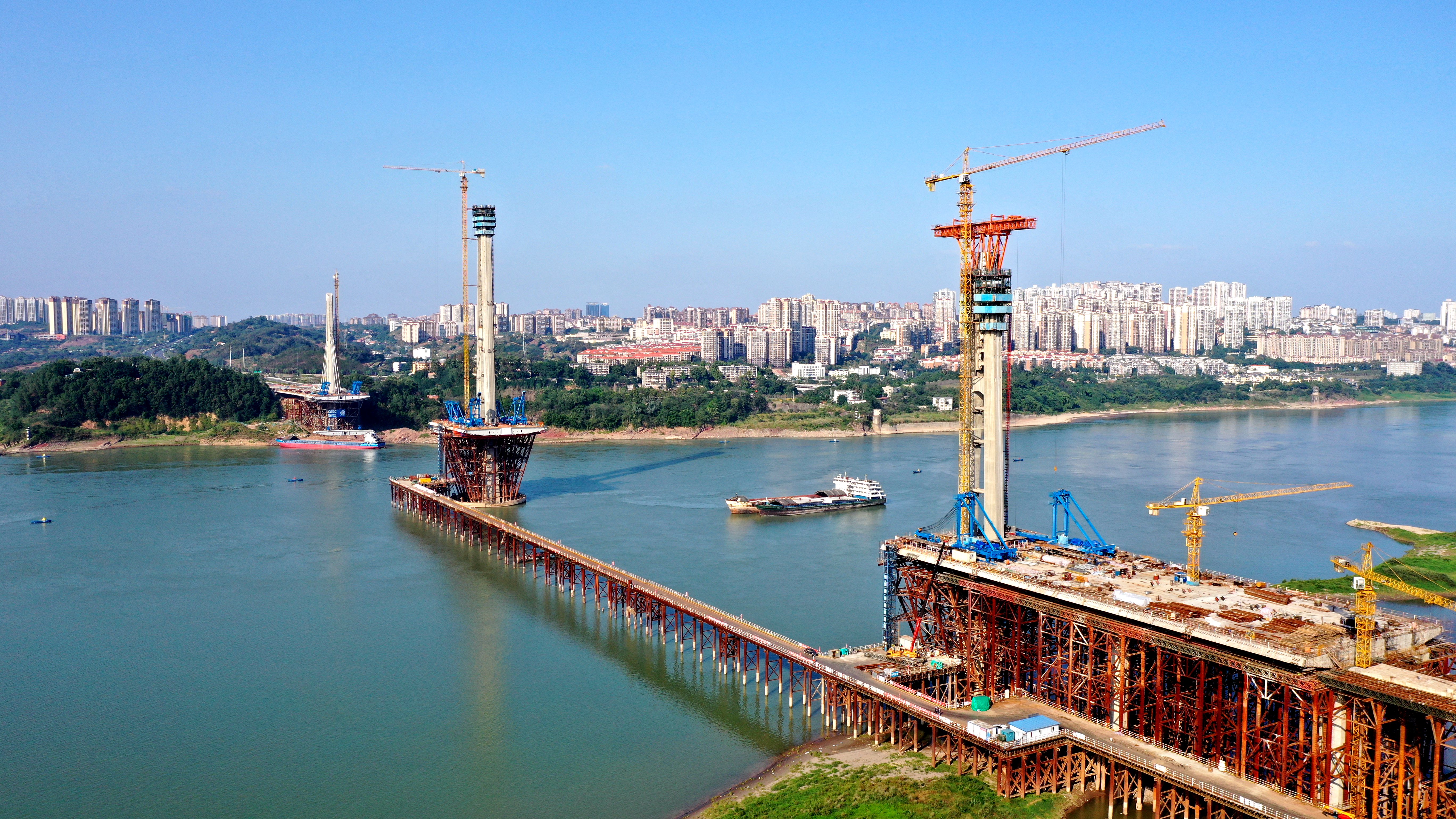 中国能建葛洲坝路桥公司承建的泸州长江六桥钢系梁吊装施工全部完成